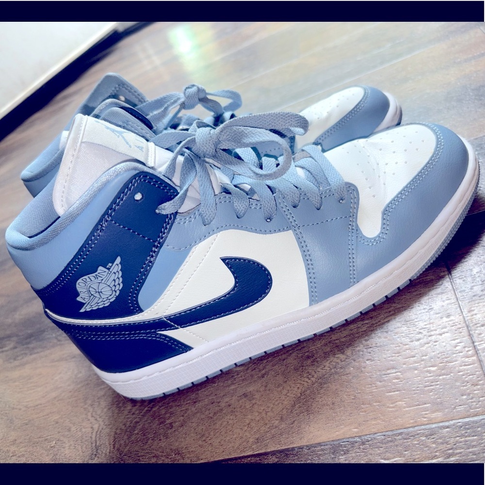 Nike Air Jordan 1 Mid Size 42/Women’s 10/Men’s 8.5. White/Navy/Light Blue